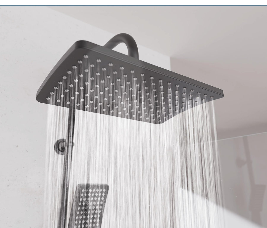 Wasser fließt aus einem schwarzen Überkopfbrause-Set „Mallorca“.