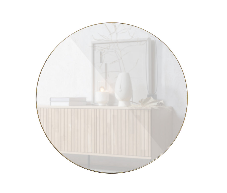 Reflexion des Woood Spiegel »Doutzen«, goldfarben, rund 115 cm, zeigt Kommode, Vase und Lampe.