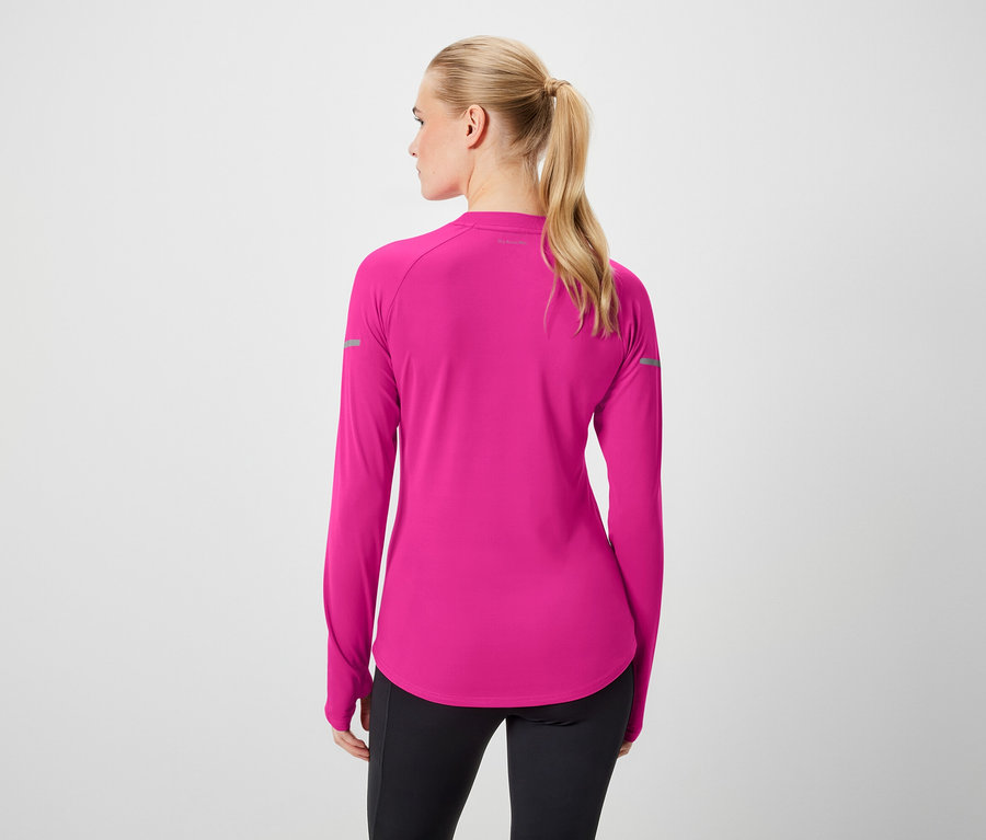 Rückansicht einer Frau mit blonden, zum Pferdeschwanz gebundenen Haaren, die ein pinkfarbenes Langarmshirt und schwarze Leggings trägt.