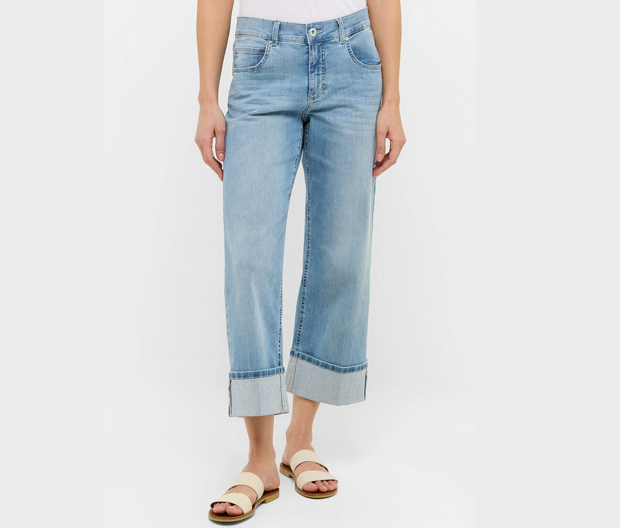 Frau trägt Angels Jeans »Linn Turn Up«, Comfort Fit und Sandalen.