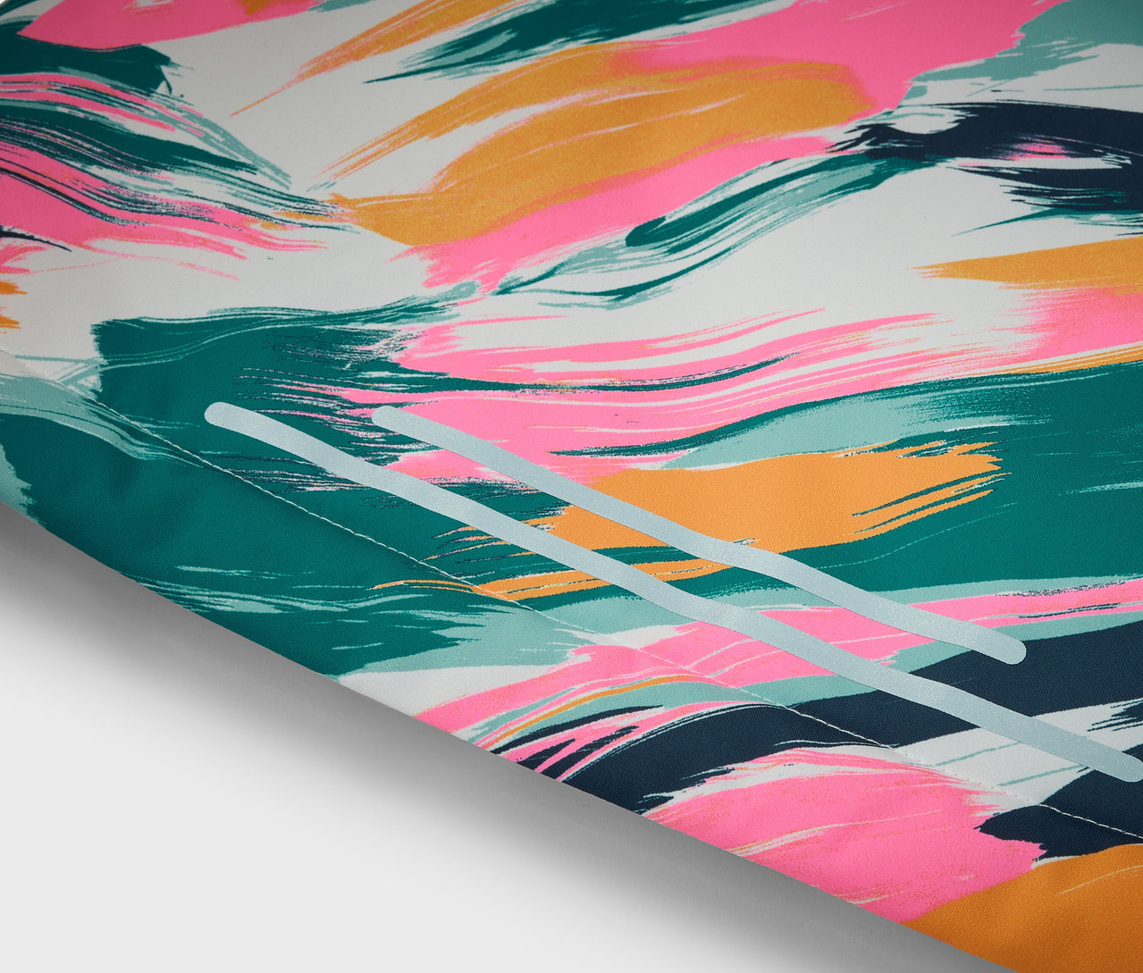 Nahaufnahme eines abstrakten Musters mit Pinselstrichen in Pink, Gold, Blau und Grün auf weißem Hintergrund.