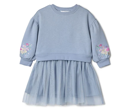 Ein hellblaues Kleid mit einem Sweatshirt-Oberteil und einem Tüllrock ist zu sehen.