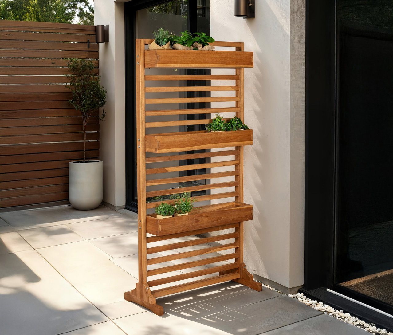 Drei hölzerne Pflanzkästen mit Pflanzen stehen auf einem Holzgestell im Freien.