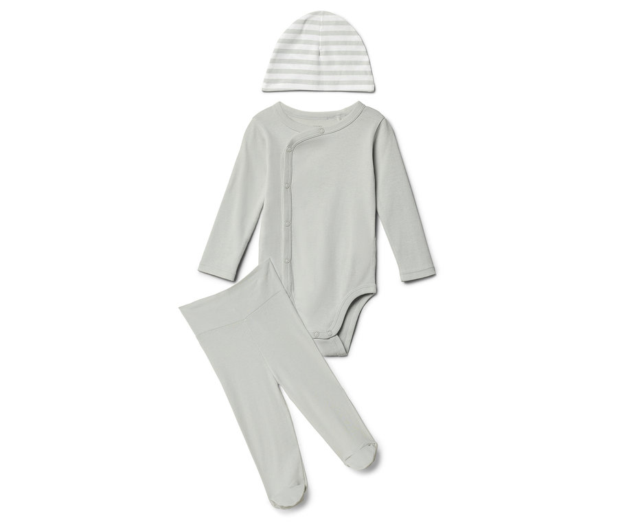 Baby-Set in Hellgrau, bestehend aus einer geringelten Mütze, einem langärmligen Body und einer Hose.