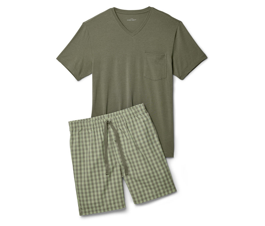 Ein olivgrünes Pyjama-Set bestehend aus einem T-Shirt mit V-Ausschnitt und karierten Shorts.
