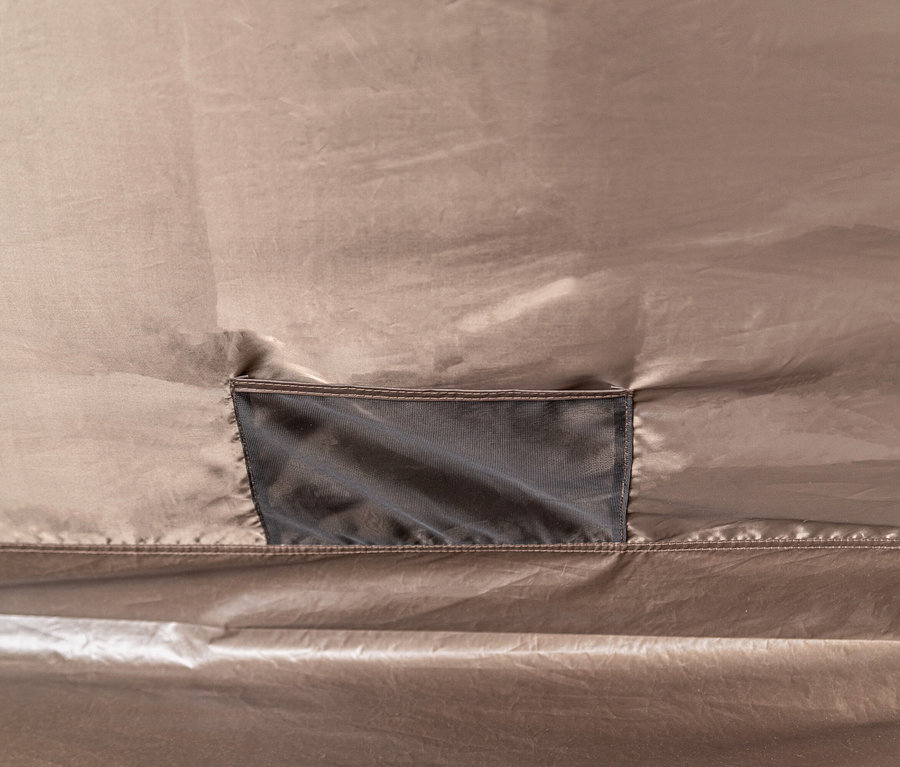 Nahaufnahme des Tambu 2-Personen-Kuppelzelts »KAMALO 2« mit einer kleinen schwarzen Tasche an der Zeltwand.