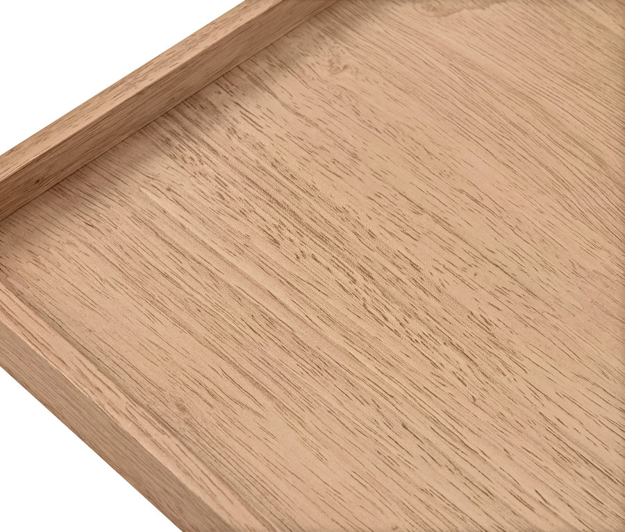 Nahaufnahme eines leeren Holztabletts mit erhöhten Rändern.