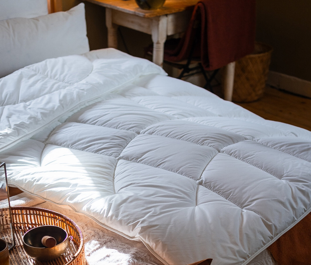 Nahaufnahme einer Paradies Ganzjahres-Faserdecke »ElbTraum« in Normalgröße auf einem Bett.