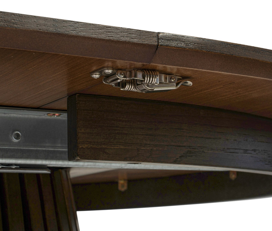 Detailansicht von unten von deVries Diningtisch »Barletta«, Black Oak, oval, 120/210 x 120 cm mit Metallschiene und Verschluss.