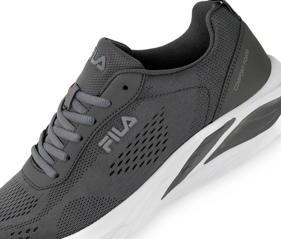 Nahaufnahme eines FILA Specctris Herren-Sneakers in Castlerock mit weißer Sohle.