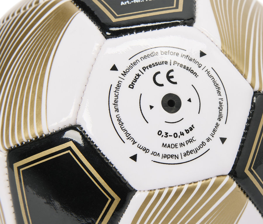 Nahaufnahme eines schwarz-goldenen Fussballs mit weißen Feldern und CE-Kennzeichnung.