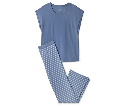 Blaues Schlafanzugoberteil und gestreifte Hose.