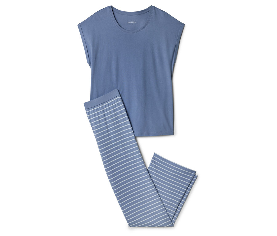 Blaues Schlafanzugoberteil und gestreifte Hose.