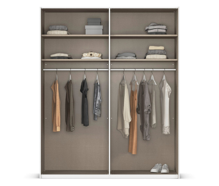 Offener Kleiderschrank mit Regalen, Kleiderstange und Kleidung. Zwei graue Schuhe stehen unten rechts.