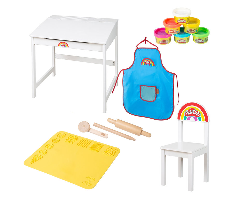Auf weißem Grund sind ein Schreibtisch, ein Stuhl, eine blaue Schürze, sechs Play-Doh-Dosen, eine gelbe Matte und Holzwerkzeuge zu sehen.