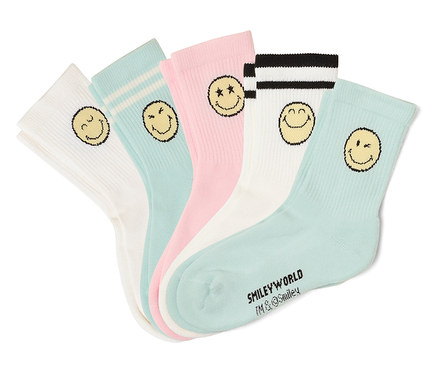 Fünf Paar SMILEYWORLD® Kinder-Tennissocken in Weiß, Rosa und Salbeigrün, jeweils mit einem gelben Smiley-Gesicht. Einige Socken haben Streifen.