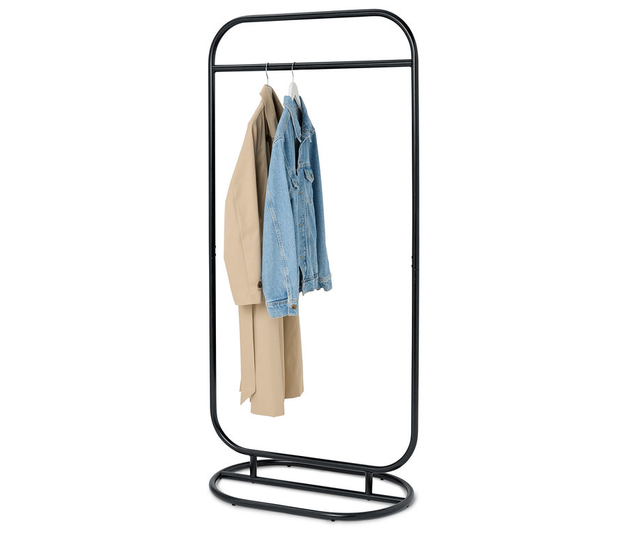 An einer schwarzen Garderobenstange hängen ein beiger Mantel und eine Jeansjacke.