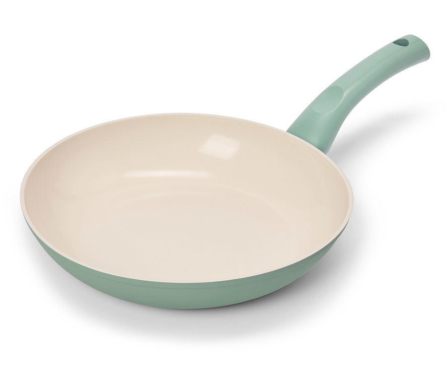 Eine einzelne Bratpfanne mit hellgrünem Rand und Griff liegt auf einem weißen Hintergrund.