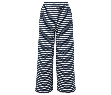 Eine lange, weite Hose mit horizontalen, marineblauen und weißen Streifen ist vor einem weißen Hintergrund zu sehen.