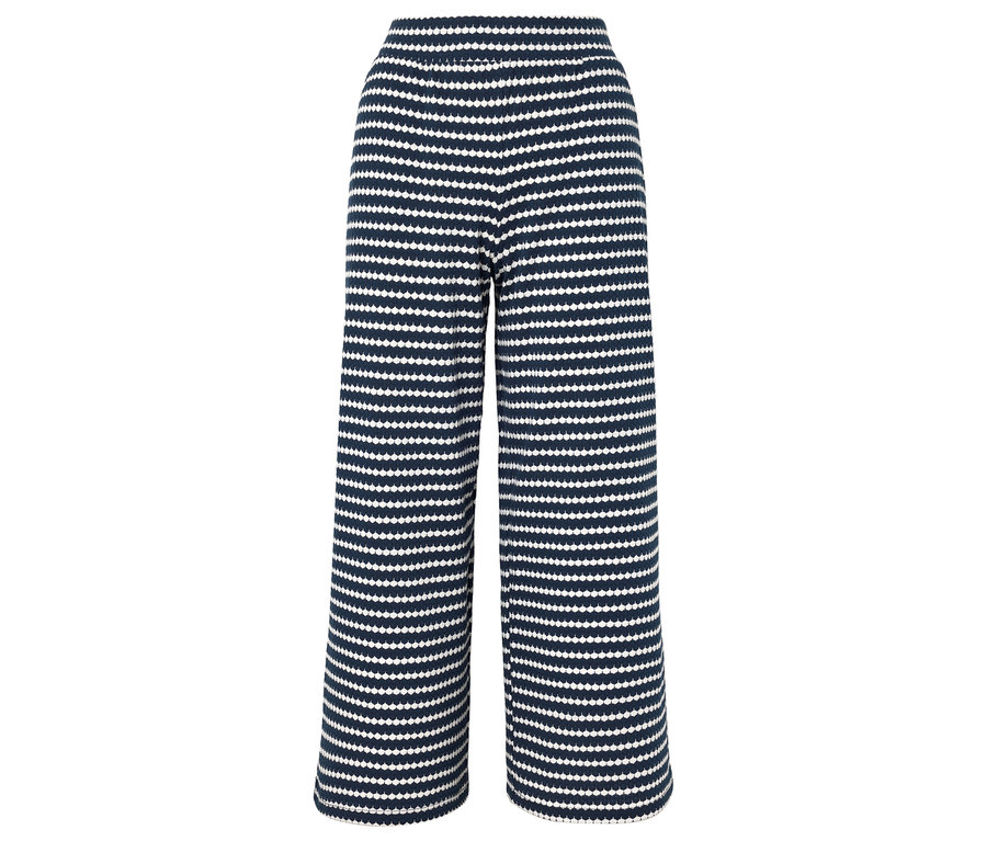 Eine lange, weite Hose mit horizontalen, marineblauen und weißen Streifen ist vor einem weißen Hintergrund zu sehen.