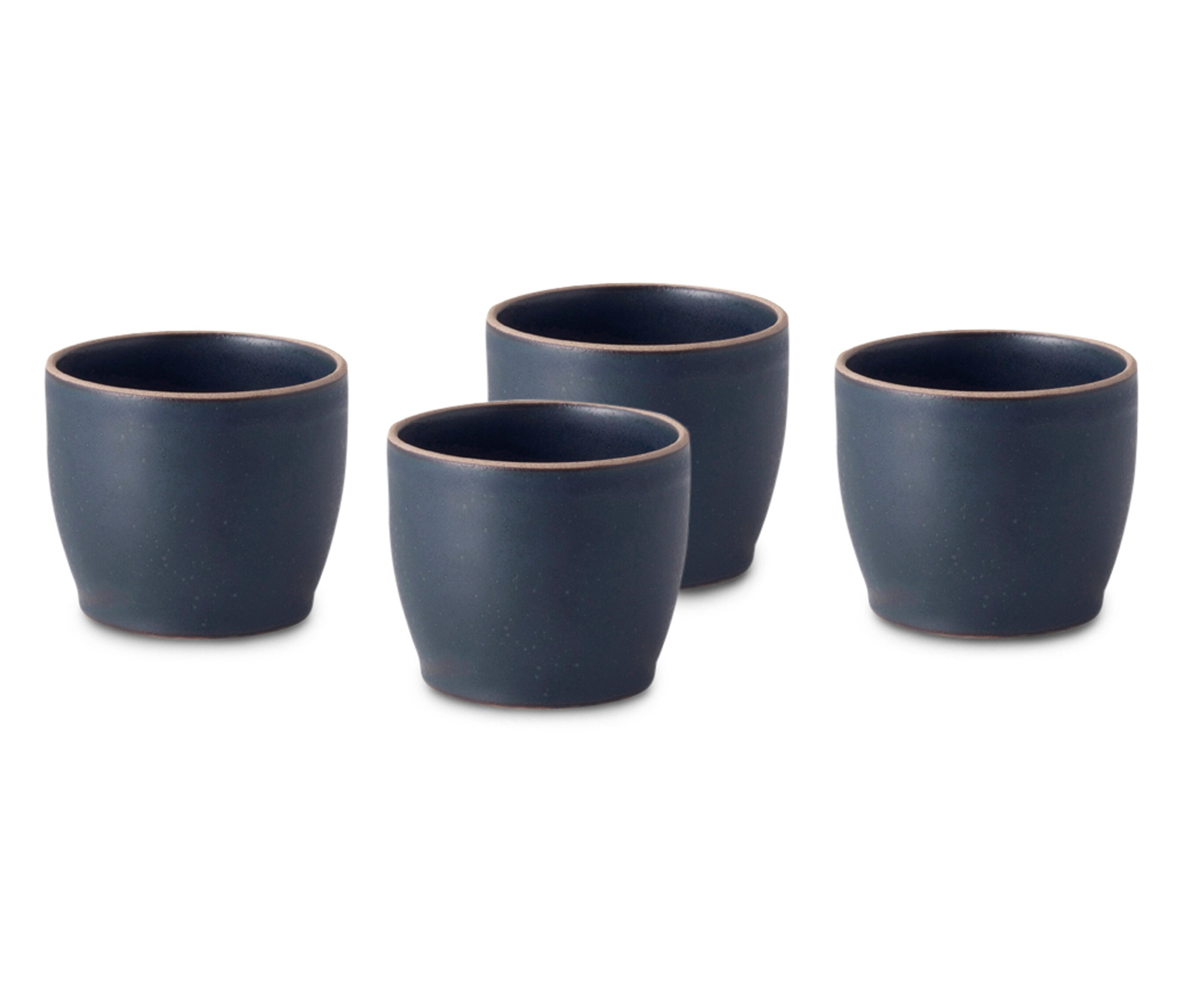 Vier marineblaue Keramiktassen mit braunem Rand stehen auf einem weißen Hintergrund.