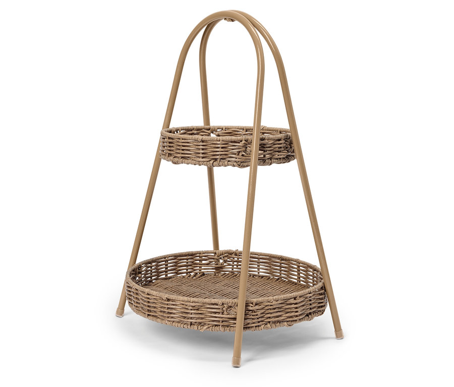 Ein zweistöckiger, beigefarbener Servierwagen aus Rattan steht auf einem weißen Hintergrund.