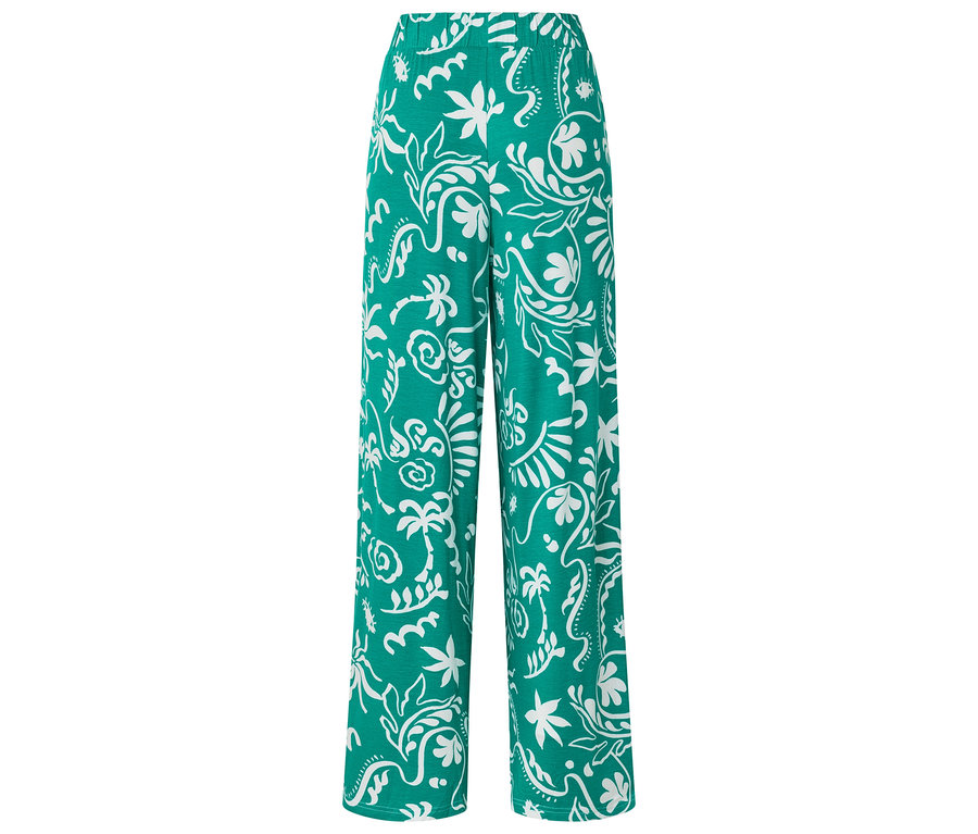 Grüne, weite Hose mit weißem Blumenmuster.