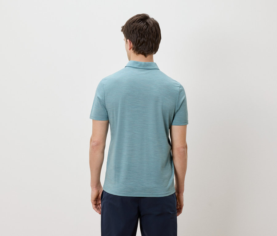 Rückansicht eines Mannes in einem hellblauen Poloshirt und dunkelblauen Shorts vor einem weißen Hintergrund.