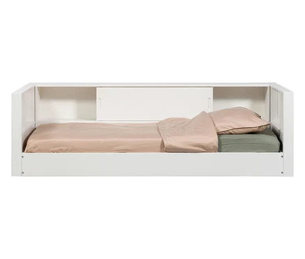 Weißes WOOOD Kiefernholz-Bed-Bank »Carter« mit hellbrauner Bettwäsche und Kissen.