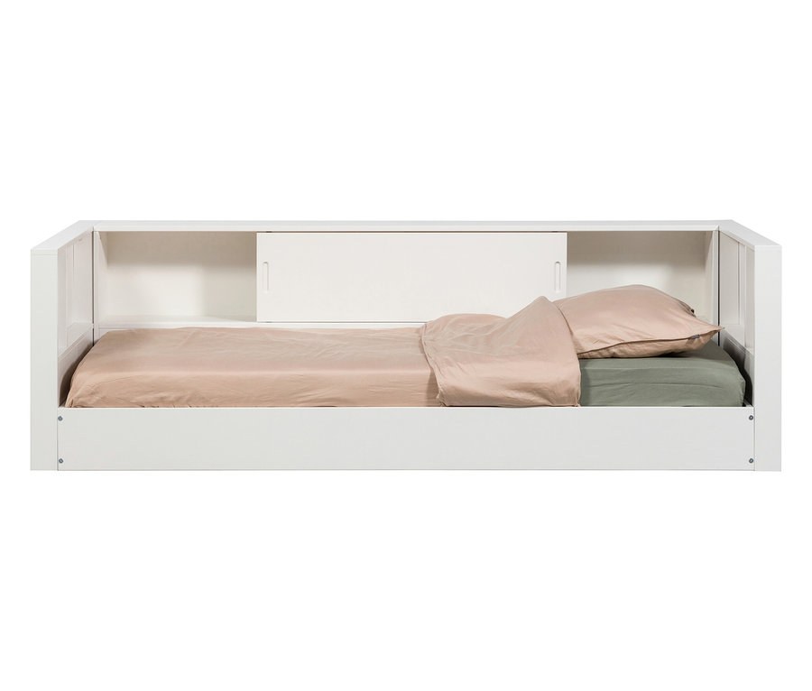 Weißes WOOOD Kiefernholz-Bed-Bank »Carter« mit hellbrauner Bettwäsche und Kissen.