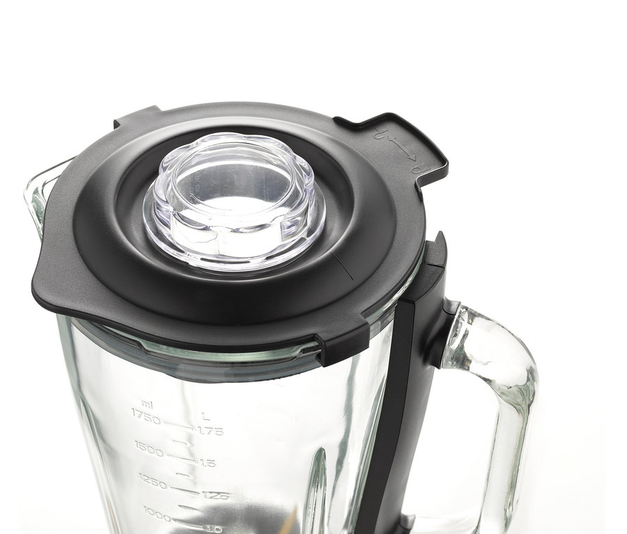 Detailaufnahme eines leeren Mixers mit Glasbehälter und schwarzem Deckel vor einem weißen Hintergrund.