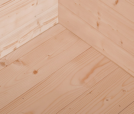 Hellbrauner Holzboden in Fischgrätenmuster.