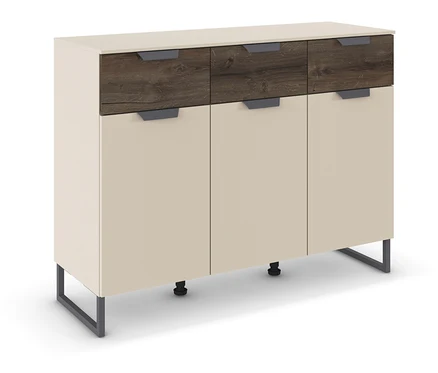 Ein beigefarbenes Sideboard mit drei Schubladen und drei Türen steht vor einem weißen Hintergrund.