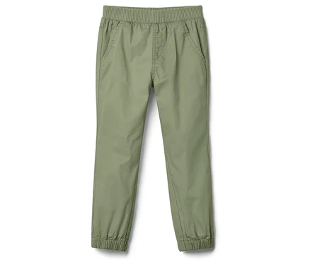 Eine olivgrüne Hose mit elastischem Bund und Bündchen liegt auf einem weißen Hintergrund.