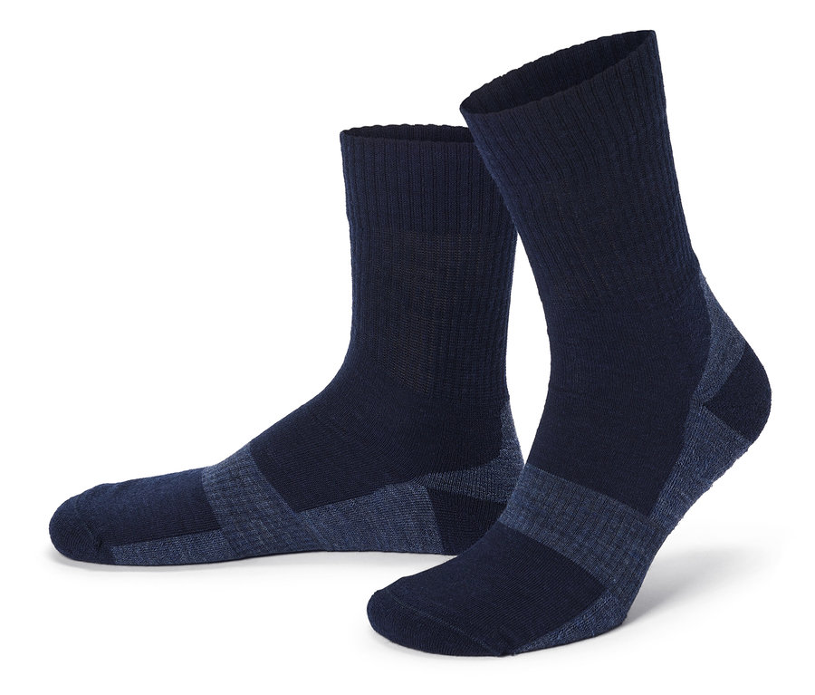 Zwei marineblaue Socken liegen auf einer weißen Oberfläche.