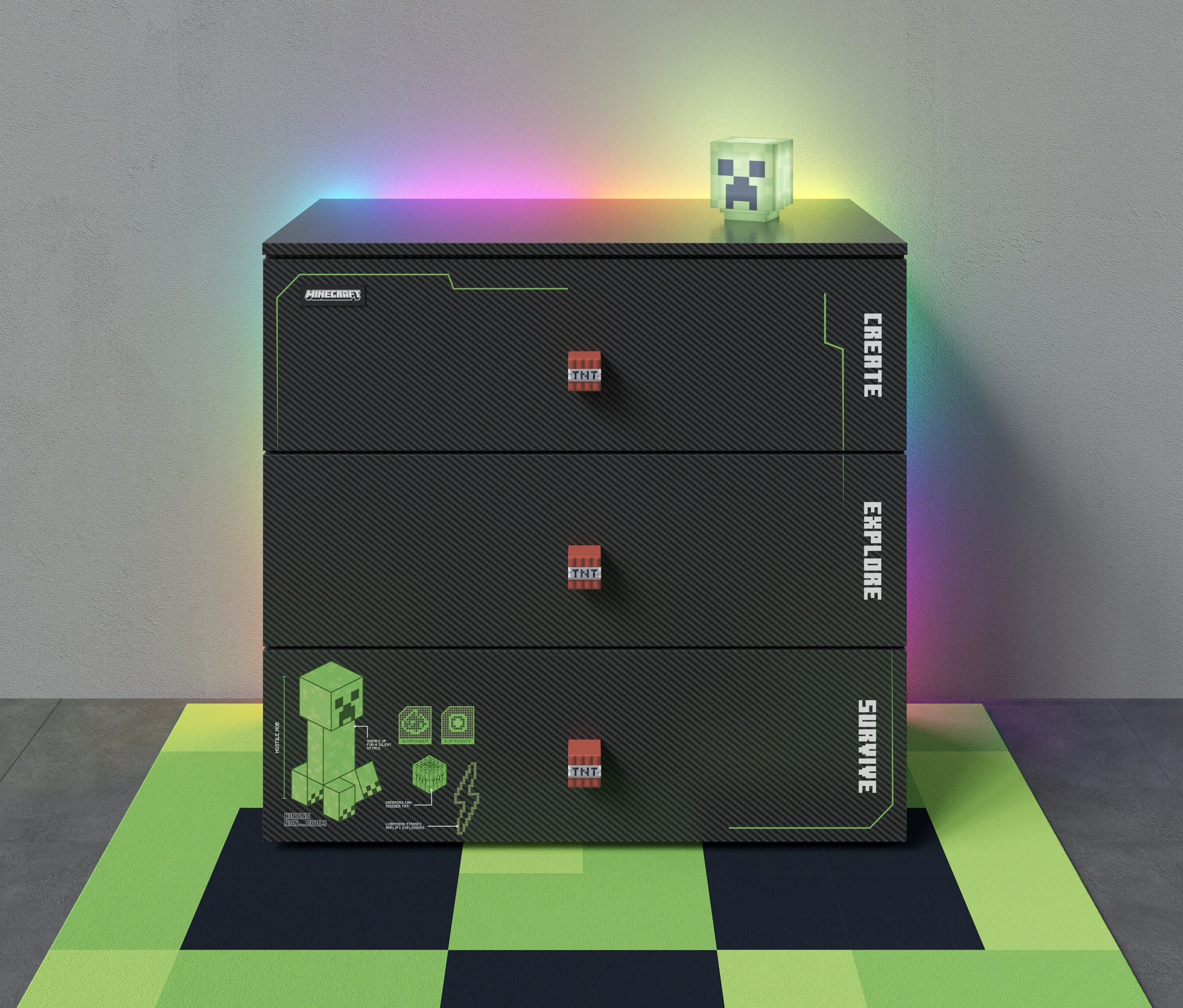 Schwarze Kommode mit drei Schubladen, Minecraft-Motiven und TNT-Knäufen, auf einem Schachbrettmuster-Teppich.