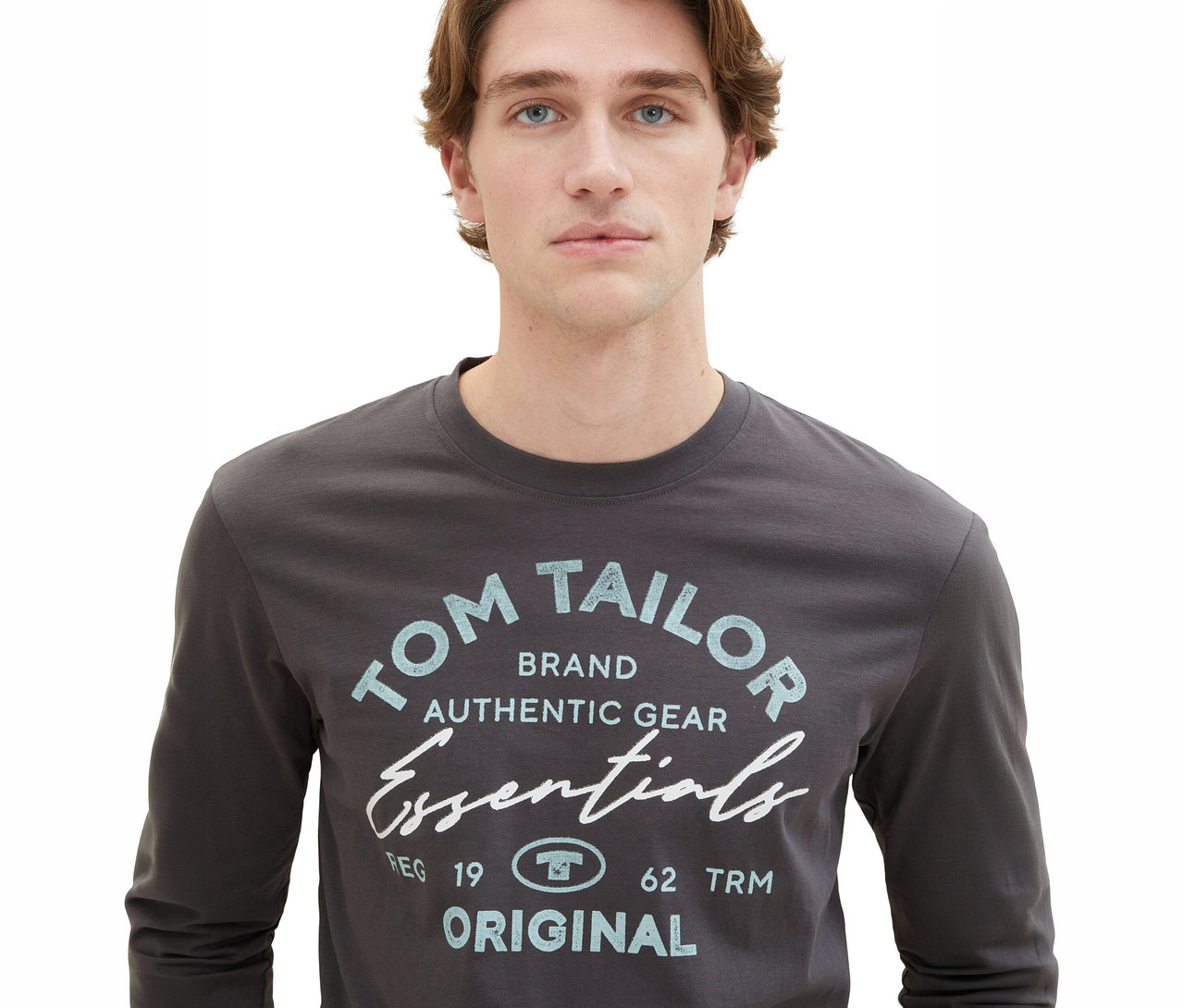 Mann trägt ein Tom Tailor Longsleeve mit Logo in Dark Shadow.