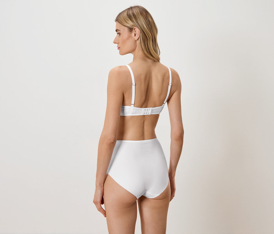 Frau von hinten, mit weißem BH und weißer Unterhose.