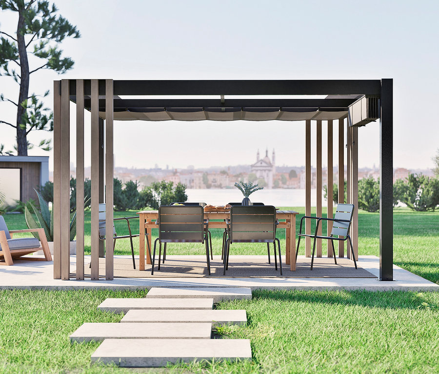 Tisch und Stühle stehen auf einer Terrasse unter einer Pergola, im Hintergrund eine Stadt.