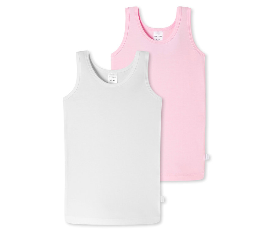 Ein weißes SCHIESSER Kinder-Unterhemd liegt im Vordergrund, dahinter ein rosa.