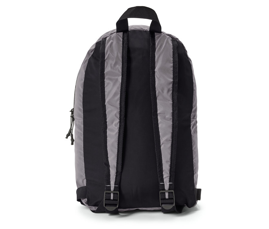 Rückansicht eines grauen Rucksacks mit schwarzen Trägern und Griff auf weißem Hintergrund.