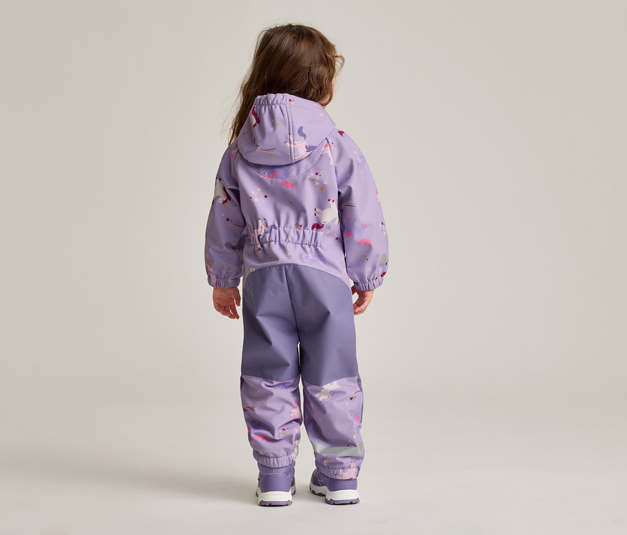 Rückansicht eines Kindes mit langen braunen Haaren, das eine lila Regenjacke mit Kapuze und passender Regenhose mit Einhornmuster trägt.