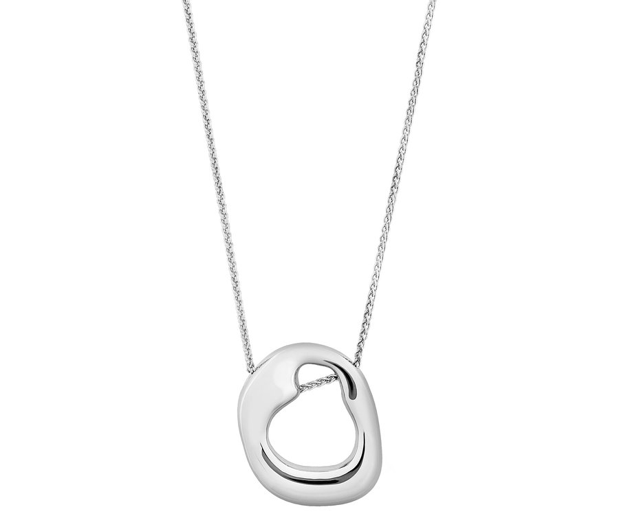 Nahaufnahme einer silberfarbenen Halskette mit einem abstrakten, tropfenförmigen Anhänger.