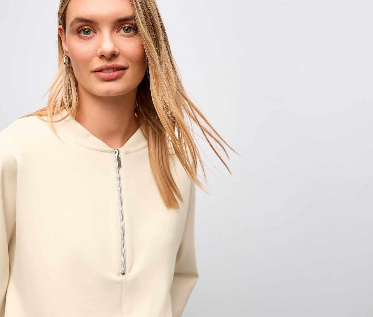 Eine blonde Frau trägt ein Street One T-Shirt aus Modalmix.