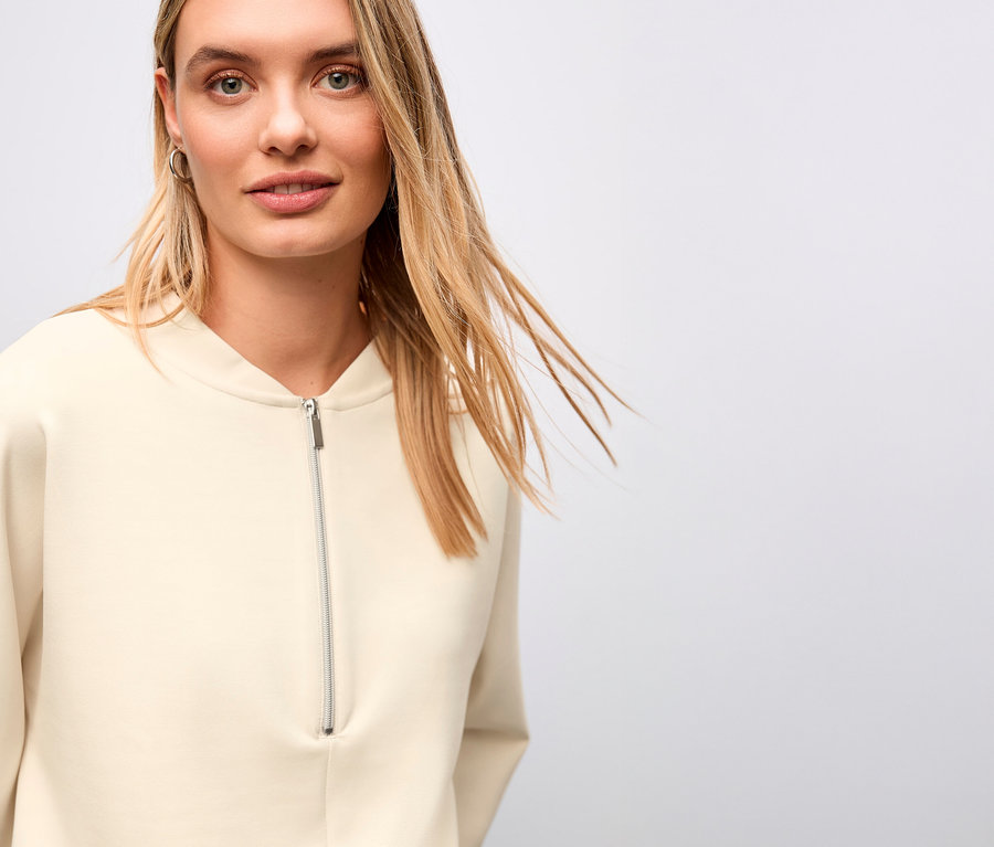 Eine blonde Frau trägt ein Street One T-Shirt aus Modalmix.