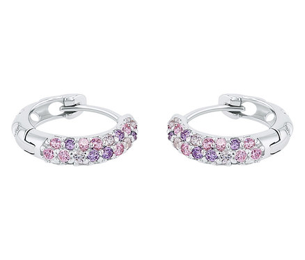 Nahaufnahme von zwei silbernen Ohrringen mit rosa- und lilafarbenen Steinen.