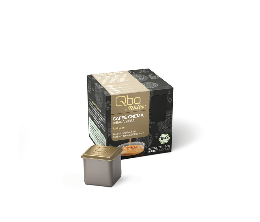 Dunkle Verpackung der Qbo Caffè JABANA YIRGA Kapseln mit BIO-Siegel und Intensität 3/10, davor eine einzelne goldene Kaffeekapsel.