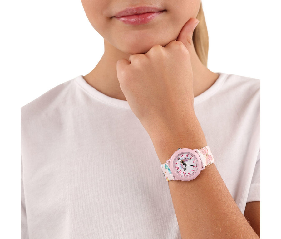 Nahaufnahme einer Person in weißem T-Shirt, die eine rosa Uhr mit Schmetterlingsmuster am Arm trägt und das Kinn auf die Hand stützt.