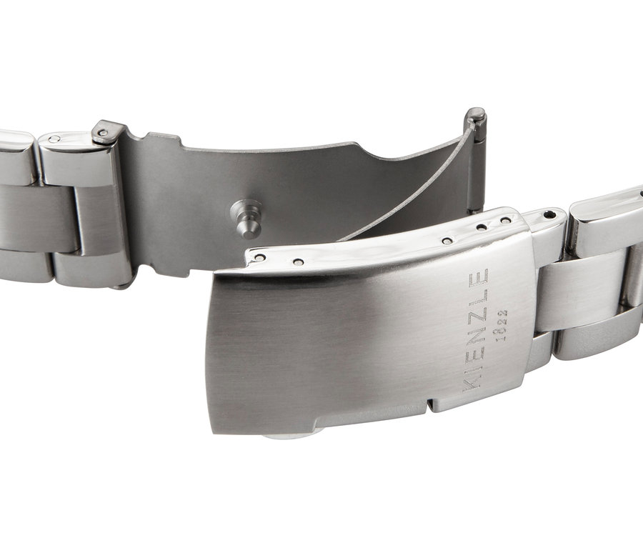 Offener, silberfarbener Uhrenverschluss aus Metall mit "KENZLE 1822" Gravur auf dem Armband.