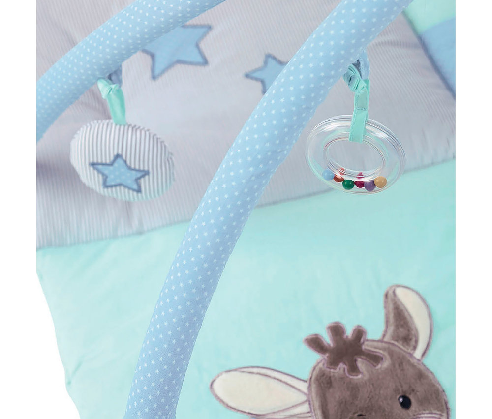 Hellblaue Baby-Spielmatte mit grau-weiß gestreiftem Bereich und blauen Sternen, braunem Tierkopf-Applikation, gepunktetem Bogen und zwei hängenden Spielzeugen: einem gestreiften Oval mit Stern und einem transparenten Ring mit bunten Perlen.